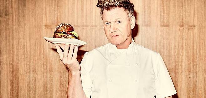 [서울=뉴시스]﻿﻿영국 출신 유명 요리사이자 방송인 고든 램지(Gordon Ramsay)가 12월 서울 송파구 롯데월드몰에 수제버거 매장을 연다. 사진은 진경산업이 지난 6월말 사람인에 올린 채용 공고 중 일부 캡쳐. (사진=사람인 캡쳐). 2021.10.13. photo@newsis.com *재판매 및 DB 금지