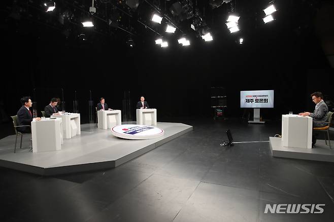 [제주=뉴시스] 우장호 기자 = 국민의힘 원희룡·유승민·홍준표·윤석열 대선 경선 후보가 13일 오후 제주시 도남동 KBS제주방송국에서 열린 제주합동토론회에 참석해 있다. (제주도사진기자회) 2021.10.13. woo1223@newsis.com