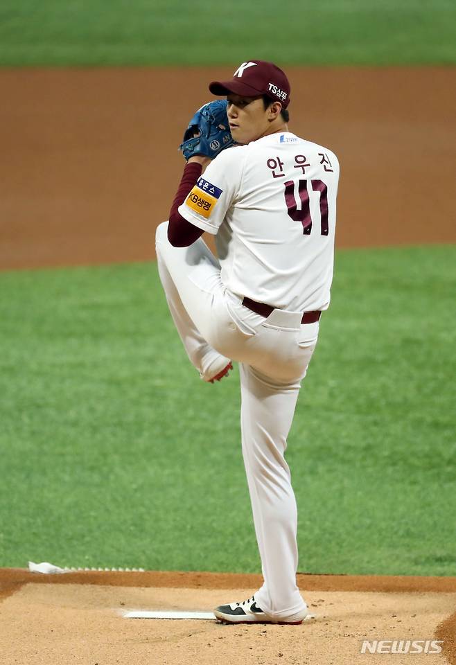 [서울=뉴시스]고승민 기자 = 6일 서울 고척스카이돔에서 열린 삼성 라이온즈 대 키움 히어로즈 경기, 1회초 삼성 공격 키움 선발투수 안우진이 역투하고 있다. 2021.10.06. kkssmm99@newsis.com