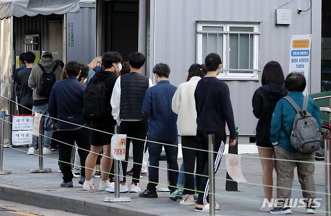 [서울=뉴시스] 백동현 기자 = 코로나19 신규 확진자가 1584명으로 집계된 13일 오전 서울 성북구보건소 선별진료소에서 시민들이 검사를 받기 위해 대기하고 있다. 2021.10.13. livertrent@newsis.com