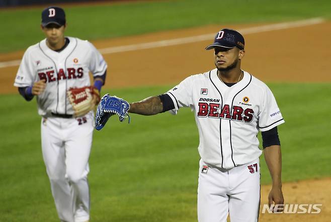 [서울=뉴시스] 고범준 기자 = 13일 오후 서울 송파구 잠실야구장에서 열린 2021 KBO리그 kt wiz와 두산 베어스의 경기, 6회초를 마친 두산 미란다가 덕아웃을 향하고 있다. 그의 모자에는 SOS CUBA라고 쓰여 있다. 2021.10.13. bjko@newsis.com