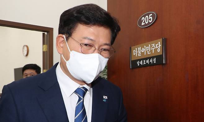 송영길 더불어민주당 대표가 13일 국회에서 '무효표 논란'과 관련해 '결선 투표'를 주장하는 이낙연 후보 측의 이의제기로 열린 당무위원회의를 마친 후 회의실을 나서고 있다. 국회사진기자단