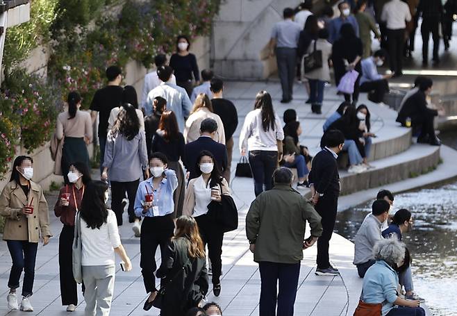 서울 청계천에서 시간을 보내는 직장인들 모습.    연합뉴스