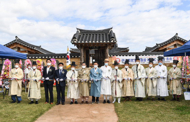 13일 이철우(왼쪽에서 일곱번째) 경북도지사와 장욱현(여섯번째) 영주시장, 지역 기관단체장, 유림단체 회원 등이 참석한 가운데 이산서원 이건복설 준공식을 갖고 있다. 영주시 제공