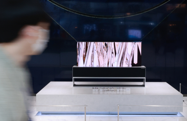 12일 오후 서울 영등포구 더 현대의 LG 베스트샵에 롤러블 TV가 전시돼 있다./연합뉴스