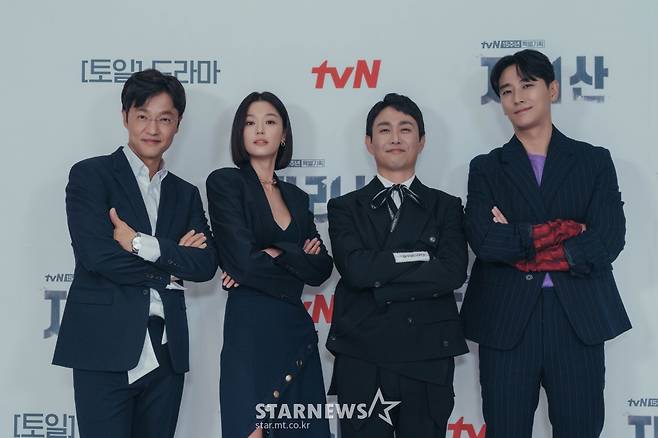 Mystery Drama Jirisan, a story about the story of a new Ranger Kang Hyun-jo, who has the best Rangers Seoi River and the secret to speak, digging into a mysterious accident in the mountains, is scheduled to be broadcast on the 23rd./ Photos: CJENM 2021.10.13