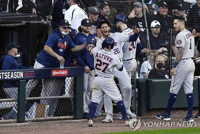 9회 대승을 자축하는 스리런 홈런을 친 알투베   [게티이미지/AFP=연합뉴스]