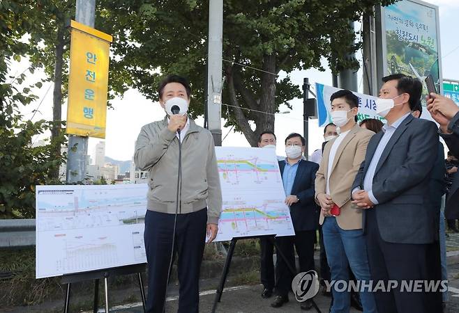 오세훈, 동북권 신도심 조성 현장 방문 (서울=연합뉴스) 이정훈 기자 = 오세훈 서울시장이 13일 오후 서울 노원구 상계교 교차로에서 동부간선 진출입 교통정체 개선대책 및 동북권 제4도심 개발구상안에 대해 설명을 들은 뒤 발언하고 있다. 2021.10.13 [공동취재] uwg806@yna.co.kr