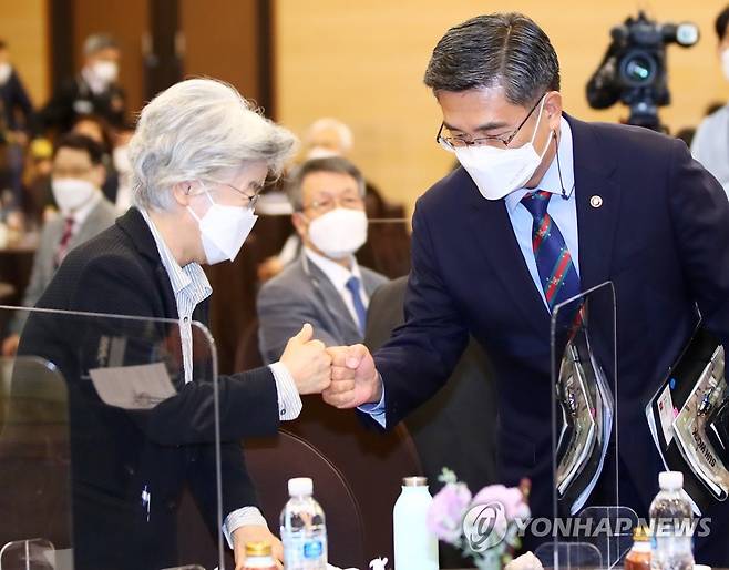 인사하는 서욱 장관-박은정 위원장 (서울=연합뉴스) 김도훈 기자 = 13일 오전 서울 용산구 국방컨벤션센터에서 열린 민관군 합동위원회 대국민 보고 및 해단식에서 서욱 국방부 장관(오른쪽)이 행사장에 들어선 뒤 박은정 위원장과 인사를 나누고 있다. 2021.10.13 superdoo82@yna.co.kr