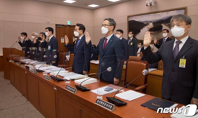 13일 오전 서울 여의도 국회에서 열린 농해수위(농림축산식품해양수산위원회) 국정감사에서 출석 기관장들이 선서를 하고 있다. 2021.10.13/뉴스1 © News1 오대일 기자