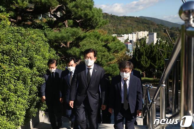 송영길 더불어민주당 대표가 14일 오전 부산 중구 민주공원 부마민주항쟁 추모공간 참배를 위해 방문하고 있다.2021.10.14/© News1 백창훈 기자