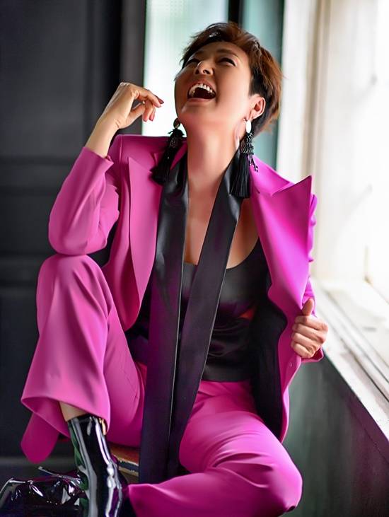 정수라는 최근 알고보니혼수상태가 작곡한 신곡 '도라지꽃'으로 깊어가는 가을의 짙은 감성을 내뿜고 있다. 트롯 발라드 풍의 애절한 느낌의 이 곡은 그의 호소력 있는 목소리와 잘 어울린다는 평가를 받고 있다. /제이뮤직컴퍼니 제공