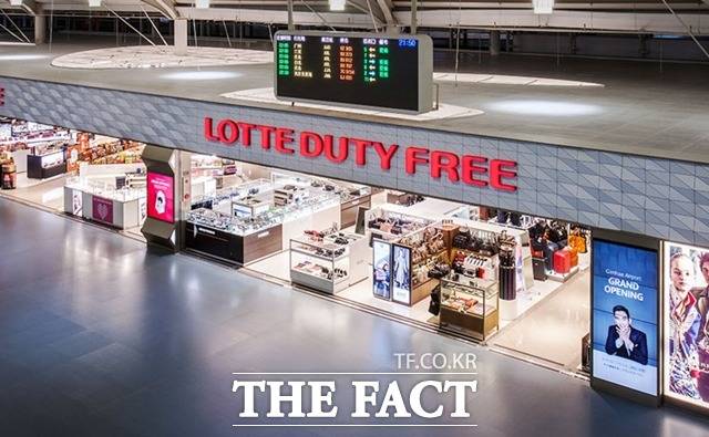 롯데면세점이 김해국제공항 출국장 면세점(DF1) 운영자 선정 본입찰에서 우선협상대상자로 선정됐다. 사진은 롯데면세점의 해당 구역 운영 모습. /롯데면세점 제공