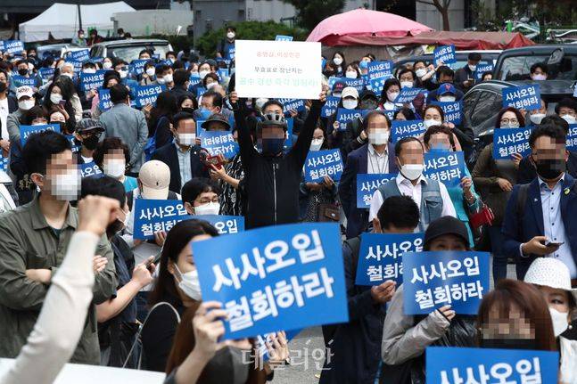 더불어민주당 이낙연 대선 후보 지지자들이 대선 후보 경선 무효표 처리 이의제기 관련해 11일 오후 서울 여의도 더불어민주당사 앞에서 집회를 하고 있다. ⓒ공동취재사진·데일리안 류영주 기자