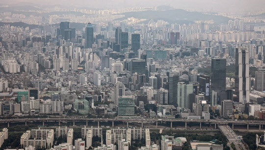 서울 송파구 잠실 롯데월드타워 '서울스카이' 전망대에서 바라본 서울 강남일대의 모습. <연합뉴스>