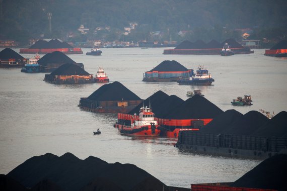 지난 2019년 8월31일 인도네시아 동칼리만탄주 사마린다의 마하캄강에 석탄을 실은 바지선들이 이동하고 있다.로이터뉴스1
