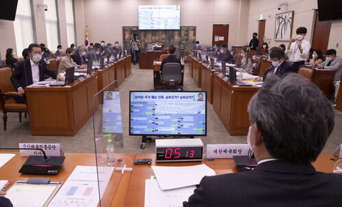 이기흥 대한체육회장이 12일 국회 문화체육관광위원회 국정감사에서 심석희 선수 관련 질의에 답변하고 있다. 연합뉴스