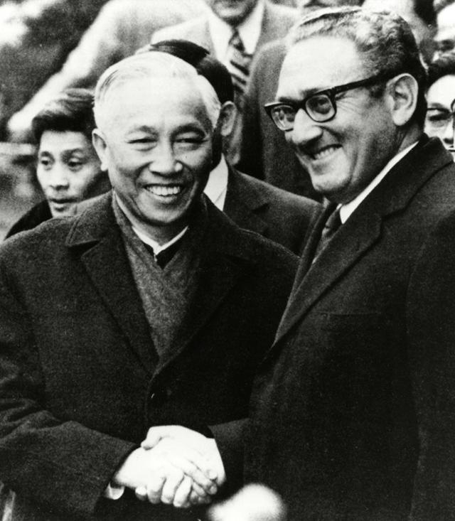 1973년 파리협정 체결 직후의 레둑토(왼쪽)와 키신저. AP 연합뉴스