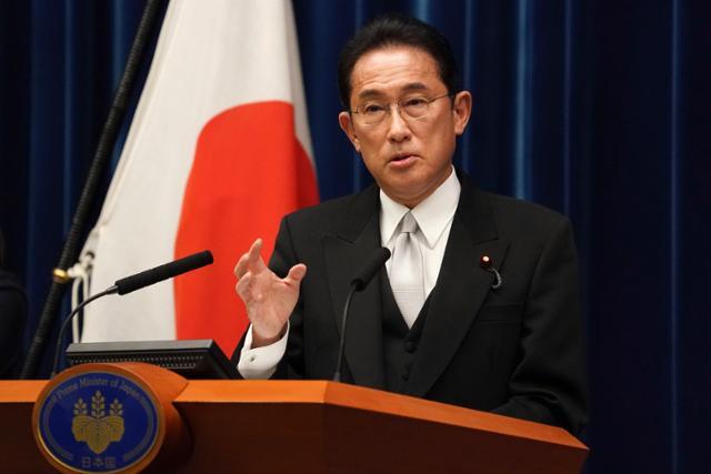기시다 후미오 일본 총리가 4일 도쿄 총리 관저에서 기자회견을 하고 있다. 기시다 총리는 이날 14일 중의원 해산, 31일 총선 실시 일정을 발표했다. 도쿄=AP 뉴시스