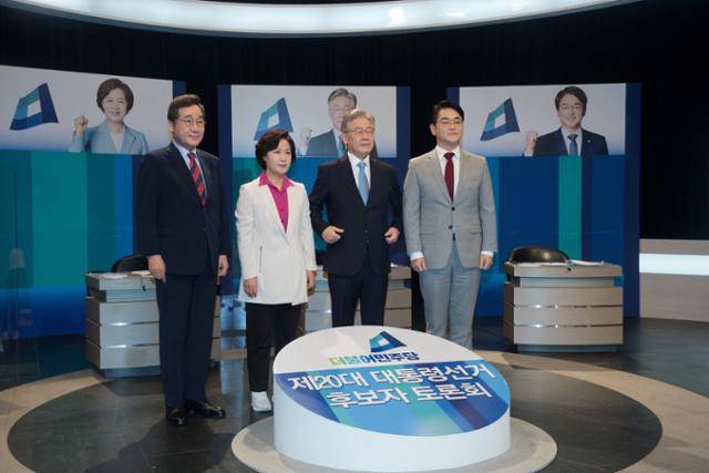 5일 오후 경기 부천시 OBS 주최 대선 후보 토론회에 참석한 이낙연, 추미애, 이재명, 박용진 후보가 포즈를 취하고 있다. 국회사진기자단