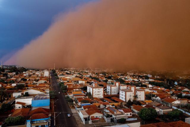 지난달 27일 브라질 동남부 상파울루와 미나스 제라이스주의 몇몇 도시가 거대한 황사 바람에 뒤덮였다. 프루타우=AFP연합뉴스