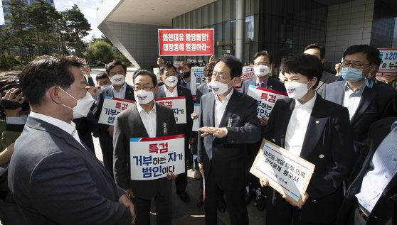 국민의힘 김도읍 정책위의장(가운데) 등 국회 정무?행안?국토위원회 소속 의원들이 13일 오전 2021년 국정감사에서 성남시의 자료제출 비협조에 대한 항의로 성남시 중원구 성남시청을 방문해 신경천 성남시 행정조정실장에게 자료제출을 요구하고 있다. 임현동 기자/20211013