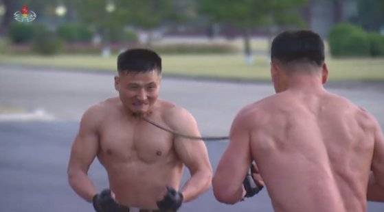 북한 전문 연구원 겸 기자 마틴 윌리엄스가 트위터에 올린 북한의 11일 국방발전박람회 무술 영상. 그는 ″이번 시연은 강렬했다″고 논평했다. [트위터 캡처]