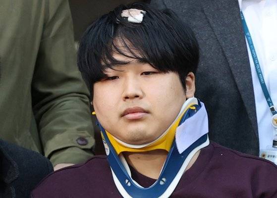 텔레그램에서 미성년자를 포함한 여성들의 성 착취물을 제작 및 유포한 혐의를 받는 '박사방' 운영자 조주빈이 지난해 3월 서울 종로구 종로경찰서 유치장에서 나와 검찰로 송치되고 있다. 뉴스1