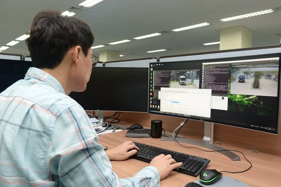 정재영 ETRI 책임연구원이 지능형 영상 분석 기술을 활용해 농가에 방문한 차량을 인식하고, 탑승 인원 정보를 검출하고 있다. [사진 ETRI]