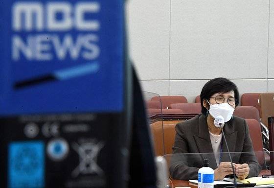 권태선 방송문화진흥회 이사장이 14일 오전 서울 여의도 국회에서 열린 과학기술정보방송통신위원회 2021년도 방송문화진흥회, 한국방송광고진흥공사 등에 대한 국정감사에서 의원 질의에 답하고 있다. 임현동 기자