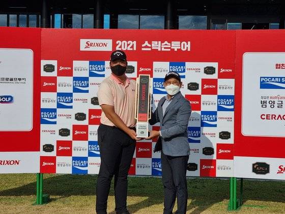 14일 열린 스릭슨투어 20회 대회에서 우승한 정찬민(왼쪽). 대회를 주최한 던롭스포츠코리아의 홍순성 대표이사가 트로피를 전하고 있다. [사진 스릭슨]