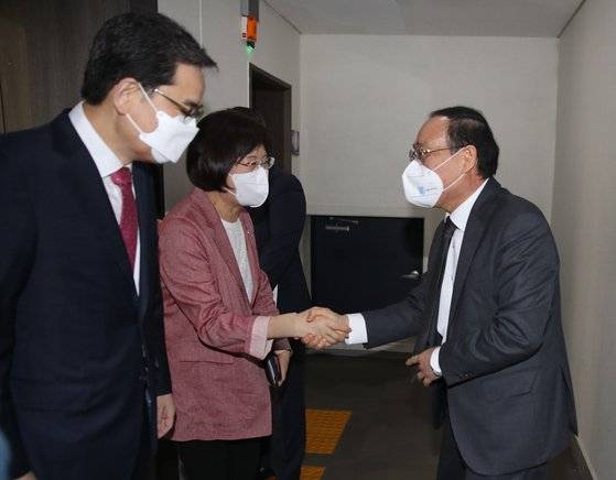 곽상도 전 국민의힘 의원과 정경희 국민의힘 의원(교육위)이 지난 4월 기소된 조국 전 법무부 장관에 대한 서울대측의 징계처리 지연 등에 대한 입장을 전해 듣고 조속한 처리 등을 요구하기 위해 방문했다. 연합뉴스