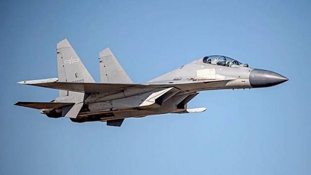 중국 인민해방군 공군 소속의  J-16 전투기 비행 모습. 타이완 공군은 지난 1일부터 4일까지 중국 공군의 전투기와 폭격기 등 모두 149대의 항공기가 자국 방공식별구역(ADIZ)을 침범했다고 발표했다. 타이완 당국은 중화민국 건국기념일인 10일에도 J-16 와 대잠초계기 등  중국 공군기 3대가 방공 식별구역을 침범했다고 발표했다.