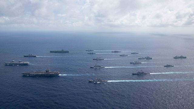 미국 인도태평양 사령부는 지난 3일 항모 로널드 레이건호와 칼 빈슨 호 등 미군 항모 2척과 영국 해군의 항모 퀸 엘리자베스, 일본 해군의 이세함을 포함해 캐나다와 네덜란드, 뉴질랜드 해군 병력 등 총 1만 5천의 병력과 함정 등이 동원된 연합해상훈련이 필리핀 해역에서 이뤄졌다고 발표했다.