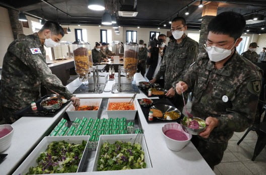 육군 32사단 장병들이 지난 13일 부대내 '더 좋은 병영식당'에서 점심 배식을 하고 있다./ 뉴스1