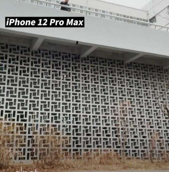 아이폰12 프로맥스 모델 3층 높이 낙하 실험 모습. 사진=씨넷코리아 유튜브