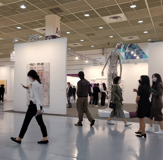BTS’ V is seen walking through the exhibition hall at KIAF Seoul 2021 on Wednesday evening. (Park Yuna/The Korea Herald)