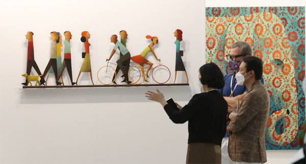 14일 서울 강남구 삼성동 코엑스에서 열린 한국국제아트페어(KIAF)에서 젊은 관람객들과 외국인이 미술 작품을 살펴보고 있다. [이충우 기자]