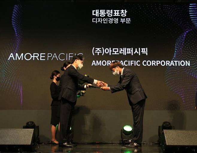 허정원 아모레퍼시픽 크리에이이티브 디비전장 상무가 대한민국 디자인대상을 수상하고 있다/사진=아모레퍼시픽
