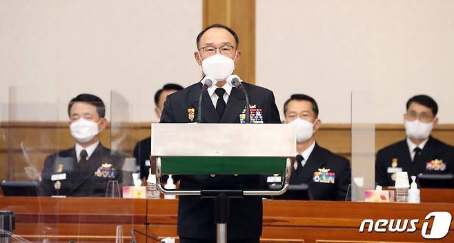 (계룡=뉴스1) 김기태 기자 = 부석종 해군 참모총장이 14일 오후 충남 계룡대에서 열린 국회 국방위원회의 해군본부에 대한 국정감사에서 인사말을 하고 있다. 2021.10.14/뉴스1