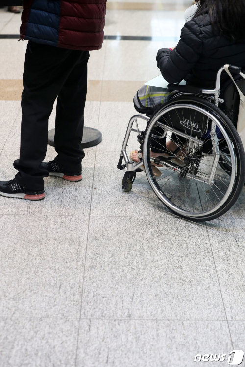 장애인 취업 박람회에서 구직자들이 일자리를 찾기 위해 줄 서 있다. /사진=뉴스1