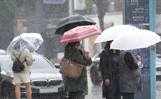 오는 15일은 전국이 대체로 흐리고 동해안을 중심으로 비가 내릴 것으로 보인다. 사진은 전국 대부분 지역에 비가 내린 지난 10일 오후 서울 시내에서 시민들이 우산을 쓰고 발걸음을 재촉하는 모습. /사진=뉴스1