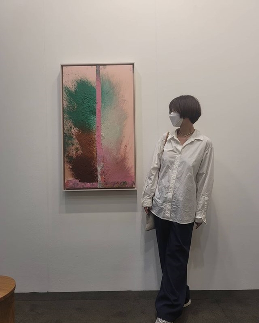 Second, the pregnancy Actor Hwang Jung-eum revealed the recent outings of the museum.Hwang Jung-eum posted several photos on his instagram on the 14th.The picture shows Hwang Jung-eum posing in front of the work, dressed comfortably in a white shirt, wide pants and sneakers.Hwang Jung-eum has recently been on the slope of pregnancy in the second over the crisis of diverce.In response, his agency, CJS Entertainment, said, I am going to give birth next year.Hwang Jung-eum married Lee Young-don, a professional golfer who met in 2016 with an acquaintances introduction, and gave birth to a son the following year.
