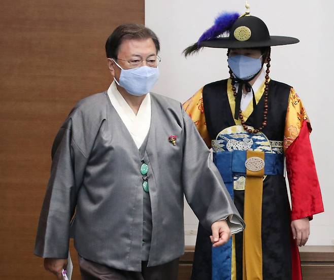 문재인 대통령이 12일 오전 청와대 여민관 영상회의실에서 열린 국무회의에 가을 한복문화주간을 맞아 한복을 입고 참석하고 있다.[연합]
