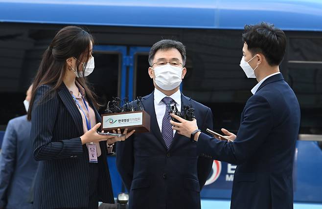 대장동 개발 로비·특혜 의혹의 핵심 인물인 화천대유자산관리(화천대유) 대주주 김만배 씨가 14일 오전 서울 서초구 서울중앙지법에서 영장실질심사를 받기 위해 출석하며 기자들의 질문을 받고 있다. [연합]