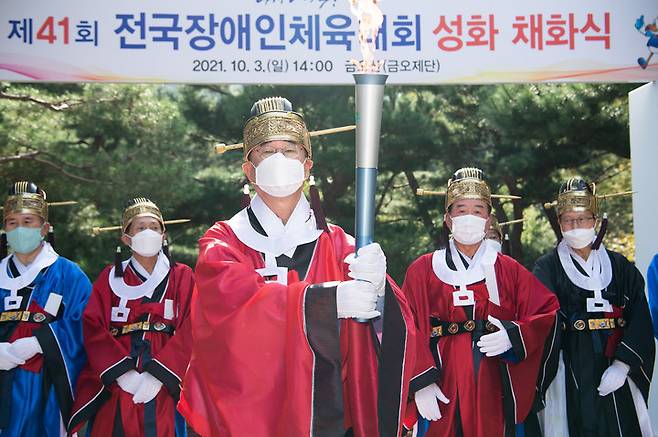 [구미=뉴시스] 박홍식 기자 = 장세용 경북 구미시장이 3일 금오산 제단에서 '제102회 전국체육대회·제41회 전국장애인체육대회'를 밝혀줄 성화 채화식을 하고 있다. 채화된 성화는 4일 경북도청을 출발해 대구경북 지역을 봉송한 뒤 전국체전 개회식이 열리는 구미 시민운동장에 8일 도착한다. (사진=구미시 제공) 2021.10.03 photo@newsis.com *재판매 및 DB 금지