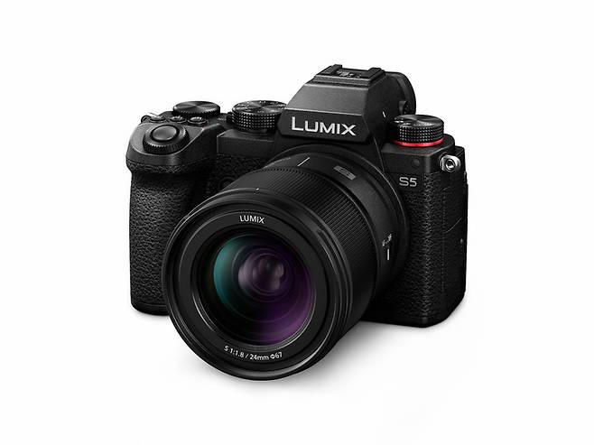 [서울=뉴시스] 파나소닉 L-마운트 대구경 광각 단초점 렌즈 루믹스(LUMIX) S 24㎜ F1.8(사진=파나소닉코리아 제공) 2021.10.14 photo@newsis.com *재판매 및 DB 금지