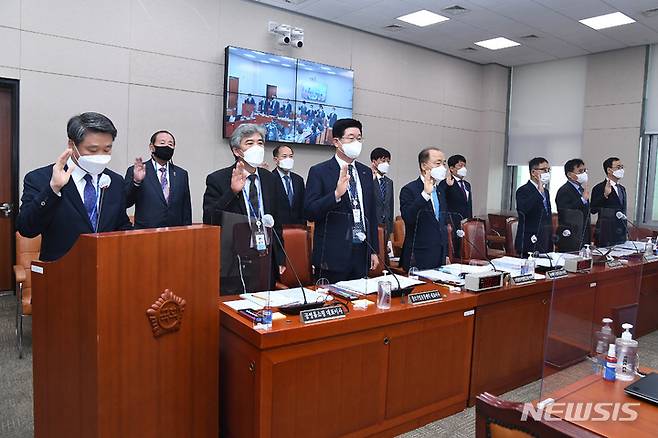 [서울=뉴시스] 최진석 기자 = 김학도(왼쪽부터) 중소벤처기업진흥공단 이사장, 조성호 공영홈쇼핑 대표이사, 정진수 중소기업유통센터 대표이사, 조봉환 소상공인시장진흥공단 이사장, 정윤모 기술보증기금 이사장, 이재홍 중소기업기술정보진흥원 원장, 이영민 한국벤처투자 대표 등이 14일 서울 여의도 국회에서 열린 산업통상자원중소벤처기업위원회에 대한 국정감사에서 선서를 하고 있다. (공동취재사진) 2021.10.14. photo@newsis.com