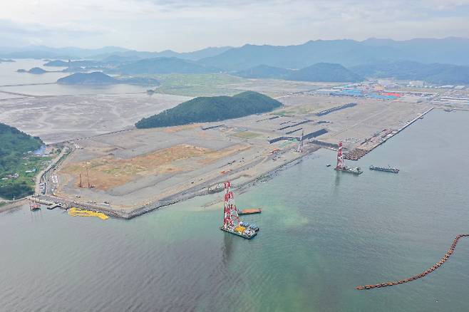 부산항운노조(이하 항운노조)는 12일 부산항만공사(BPA)가 부산항 신항 서컨테이너부두(이하 서'컨')운영사로 동원신항컨테이너터미널(DNCT)로 선정하고 가계약 한 것은 부당하다며 감사원과 해양수산부에 공익 감사를 청구했다.이에 따라 BPA와 DNCT의 개장준비회의는 무기 연기됐다. 부산항만공사 제공