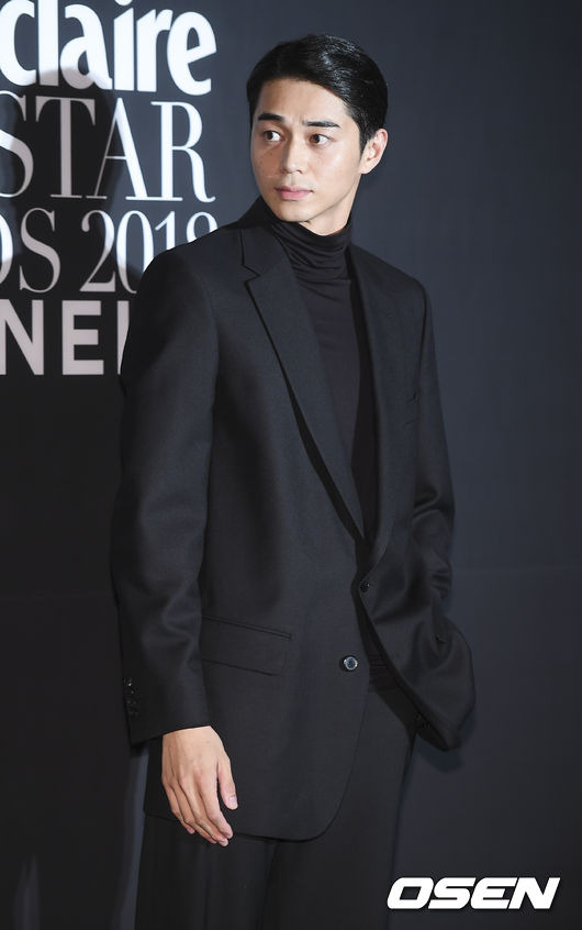 Japanese actor Masahiro Higashide, who divorced after an affair, is gathering attention again with the pink news: he started dating a woman in her 20s.The man who had been in controversy over his affair and divorce. The fact that he acknowledged his devotion was still colder than warm cheer.Japanese popular actor Masahiro Higashide has been hot in the Japanese entertainment industry for his love affair with a woman in her 20s.Japan Media Weekly Moonchun reported on the 13th that Higashide Masahiro is in a relationship with his new lover A through an online edition.According to reports, A is a 20-year-old woman with an American father and a Japanese mother, and has been dating since May.Mr. As acquaintance reported to the media that Higashide Masahiro actively approached A, asked him to move in June, and he is meeting every day after moving.Masahiro Higashide is so immersed in the hotel where he is staying for filming that he calls his lover A.This media captured the image of Higashide Masahiro entering As home and covered the devotion.In the end, the agency also acknowledged the devotion of Higashide Masahiro, who said it was true that it was being reported to Nikkat Sports and said that he was reviewing the response since then.Although Masahiro Higashides devotional report emerged as a hot issue in the Japanese entertainment industry, the reaction was not good, as Masahiro Higashides affair continues to be mentioned together.As the image of an infidel actor has grown in Japan, the cold response to the report of devotion is continuing as much as congratulations.Masahiro Higashide turned the Japanese entertainment industry upside down in January last year when the affair with KARAta Erica was reported.Masahiro Higashide was an ophthalmologist and wife, the daughter of Japanese actor Watanabe Ken at the time, and they had three children between them.Moreover, the report that Higashide Masahiro met with his partner, KARAta Erica, since he was a minor, shocked him.The two have worked together in the 2018 film Asaco, and KARAta Erica has also appeared in the domestic drama Asdal Chronicles, attracting attention as a pure image.In the end, KARAta Erica said through her agency, I am deeply reflecting on the rash behavior, and I will strictly guide you to regain trust so that this will not happen again.I am deeply facing my weakness and stupidity. I think these are situations that have been caused by stupidity and lack of responsibility, said Masahiro Higashide, the agencys agency.I regret and feel distressed. Higashide Masahiro eventually decided to divorce Ahn in August last year as an affair scandal.After the bullion and divorce Scandal, this time Higashide Masahiro, who reported the pink devotion news, but he still has a poor eye as if he lacks time to completely wash the previous controversies.DB, Movie Steel